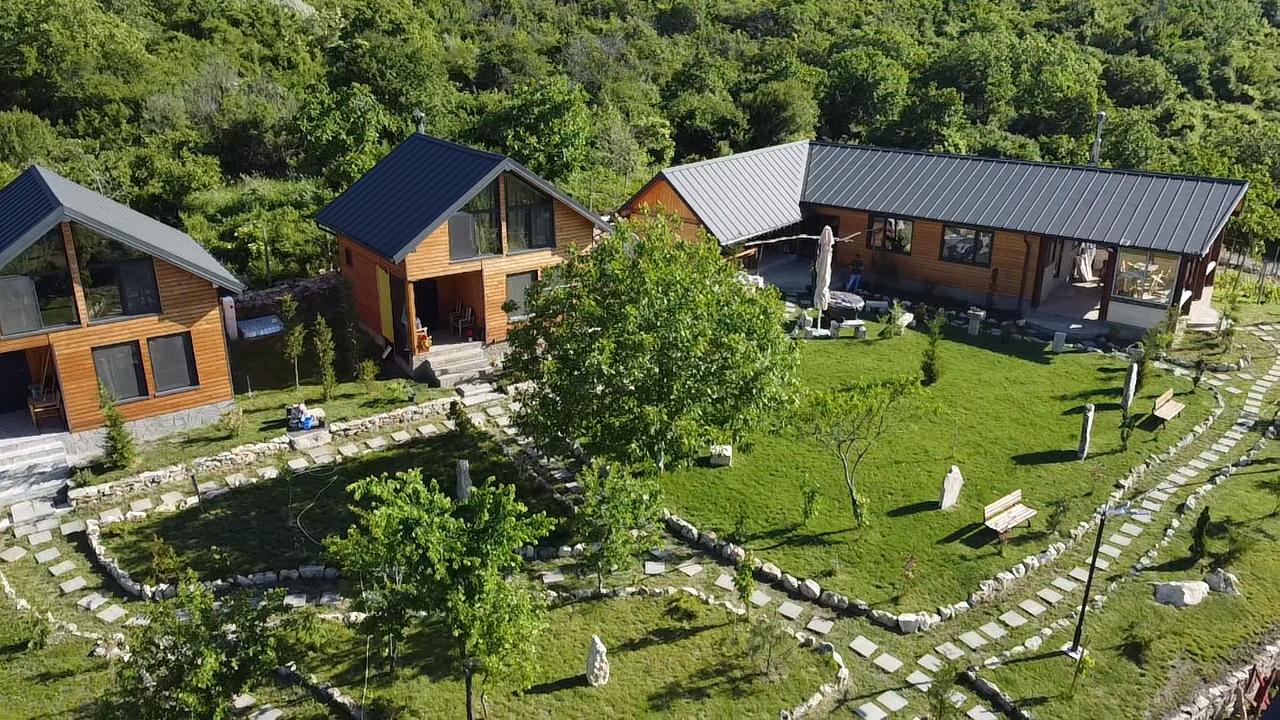 Vedere aeriană grădină și căsuțe