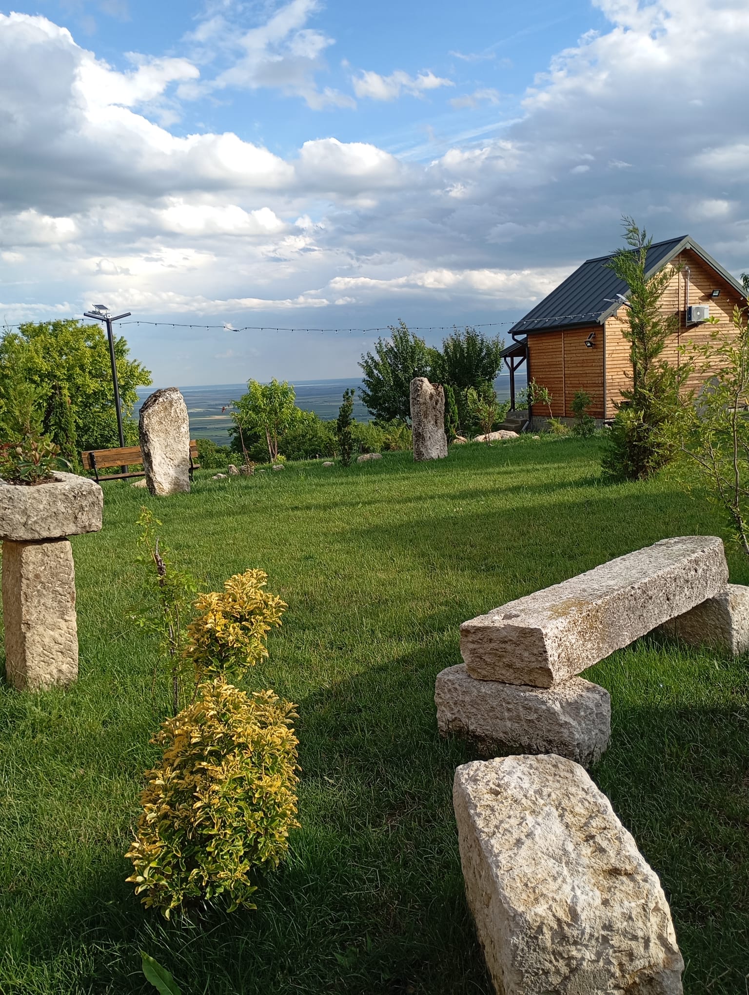 Bănci din piatră cu vedere panoramică