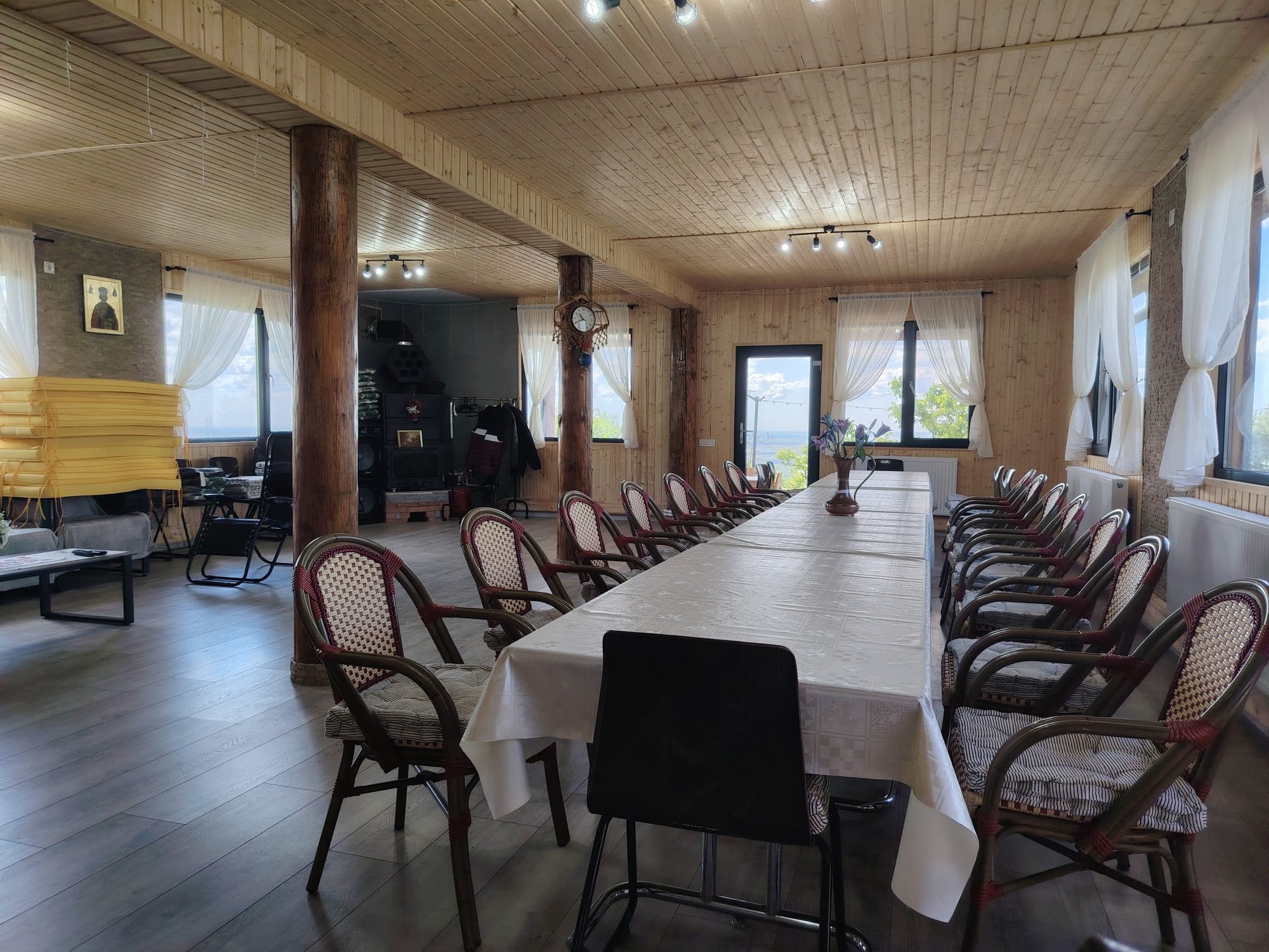 Sala de mese goală zi