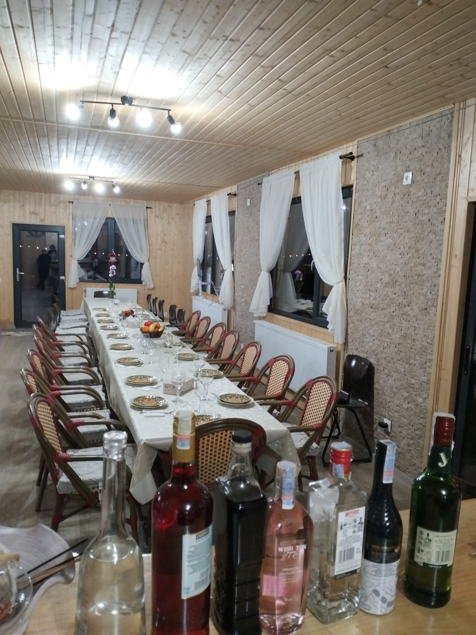 Sala seara cu sticle și pahare